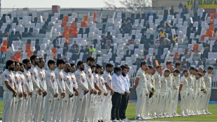 Minute's silence for Warne, black armbands as Australia Test resumes