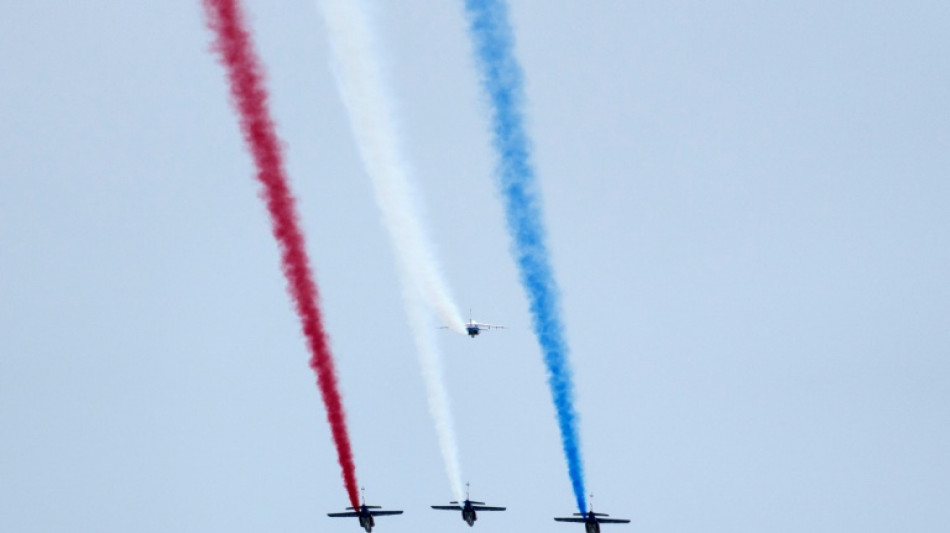 Défilé du 14 juillet dans une France hôte des JO et en crise politique