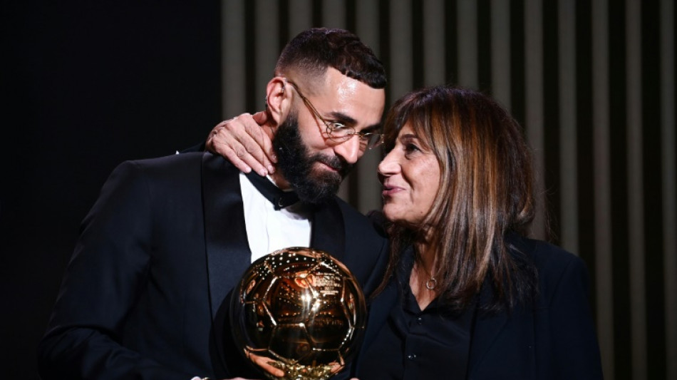 Foot: Benzema célèbre son "Ballon d'Or du peuple"