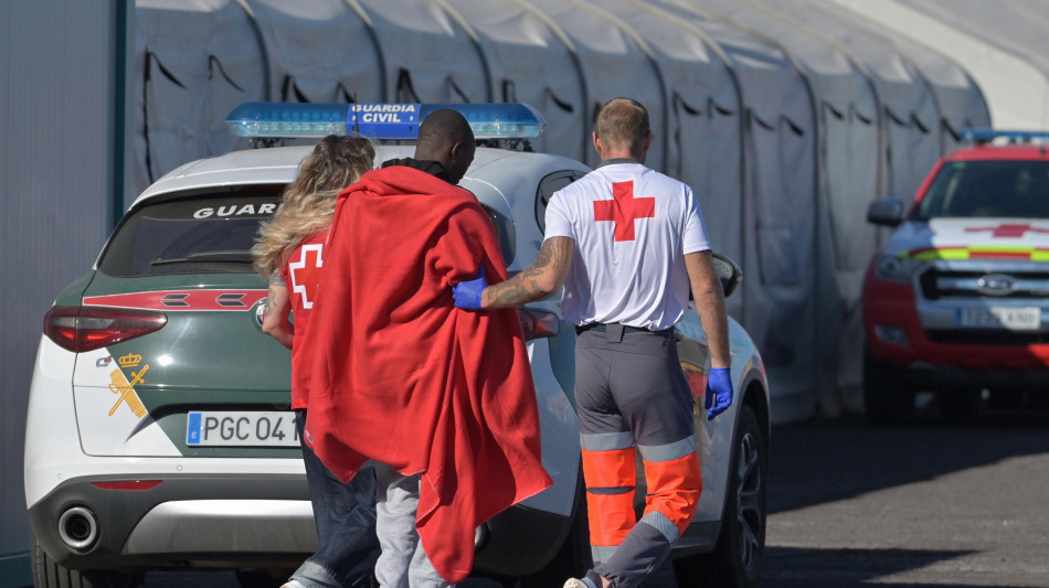 Oltre 81 migranti sbarcati alle Canarie, uno è in ospedale