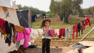 Sobrevivientes del terremoto acampan entre ruinas del noroeste de Siria