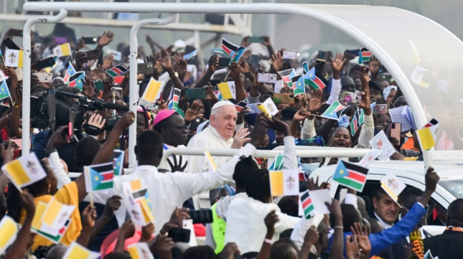 El papa clausura su visita a África con un llamado a "deponer las armas"