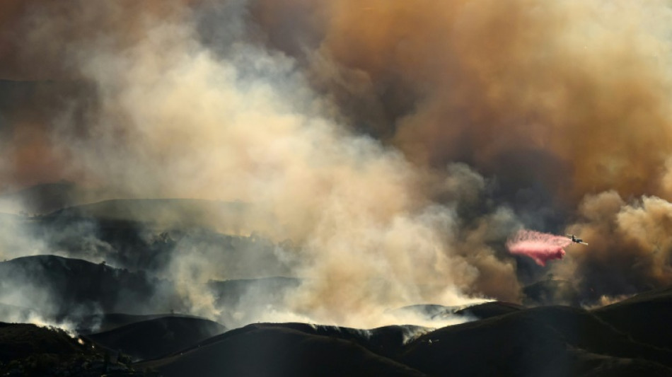 Aviones cisterna combaten los incendios alrededor de Los Ángeles entre un caótico cielo