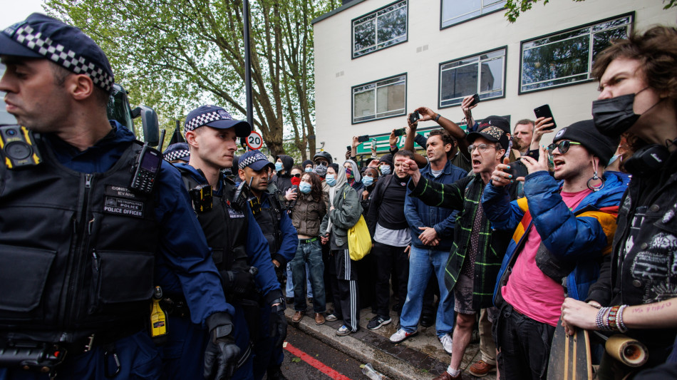 In Gb proteste contro fermi di migranti diretti in Ruanda