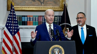 Biden anuncia alivio para graduados universitarios endeudados