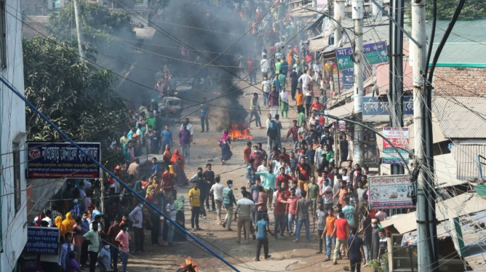 Altercados con la policía durante unas protestas del sector textil de Bangladés