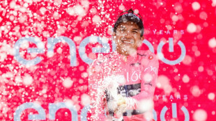 Carapaz se viste con la 'maglia rosa' tras una etapa de locura en el Giro