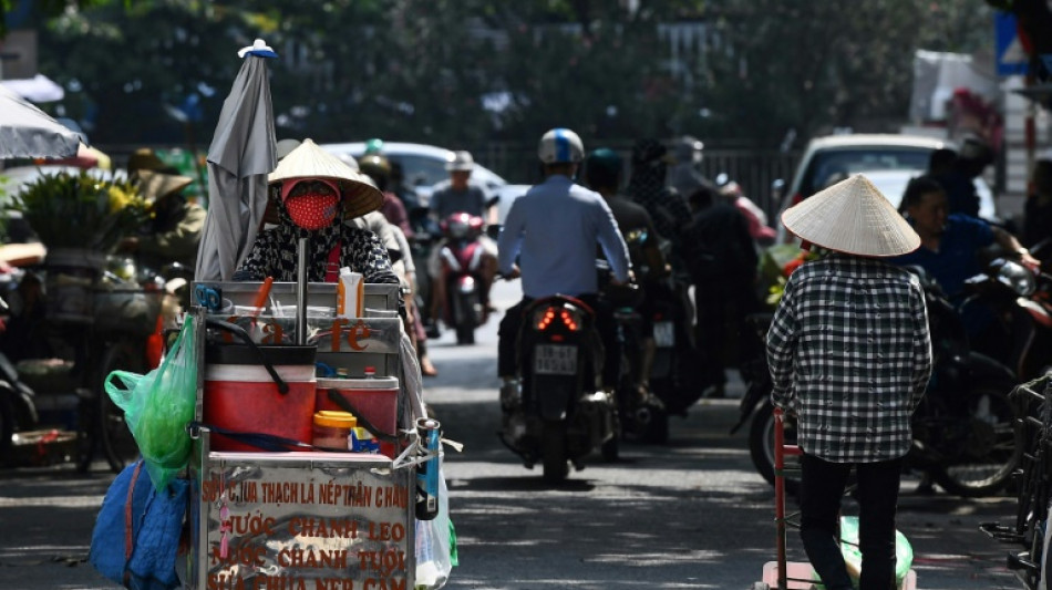 Street sellers struggle as Hanoi sweats through heatwave