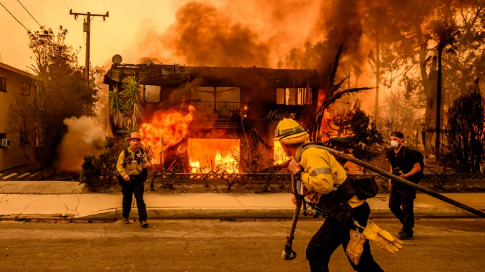 A Los Angeles, les incendies les "plus dévastateurs" de Californie toujours indomptés