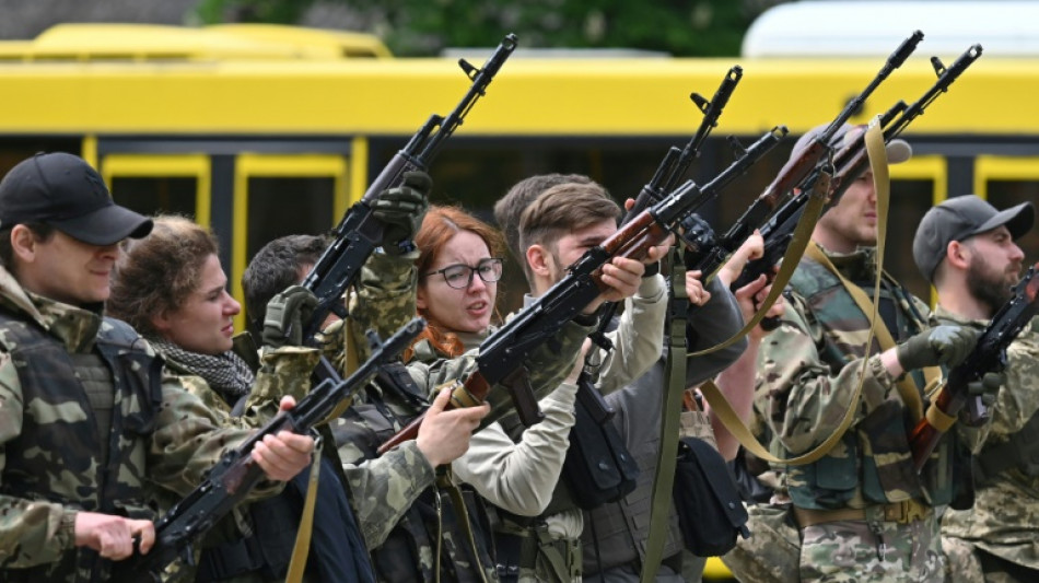 A Kiev, des recrues à l'entraînement en vue de la reconquête