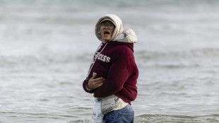 Entre lágrimas y rabia, migrantes intentan cruzar a Reino Unido desde una playa francesa