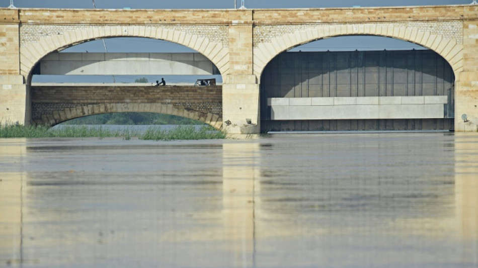 Flood fate of thousands lies with colonial-era Pakistan barrage 