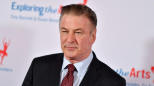 Familiares de la mujer que murió de un disparo en el set demanda a Alec Baldwin