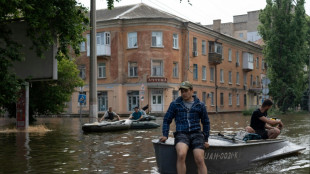 Zelenski visita la zona inundada por la destrucción de la represa en Ucrania y Rusia reporta cinco muertos