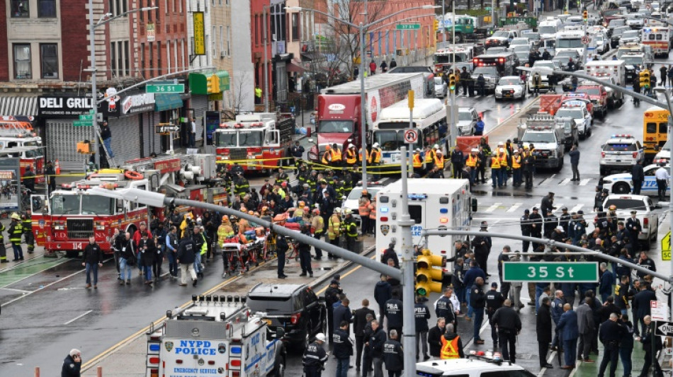 La policía de Nueva York busca al autor del tiroteo del metro