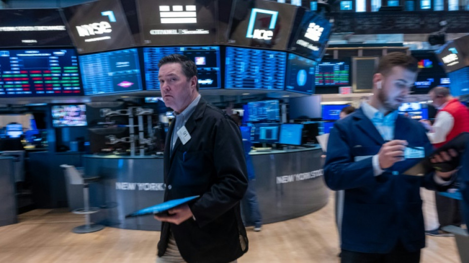 Wall Street termine en baisse, les nuages s'accumulent
