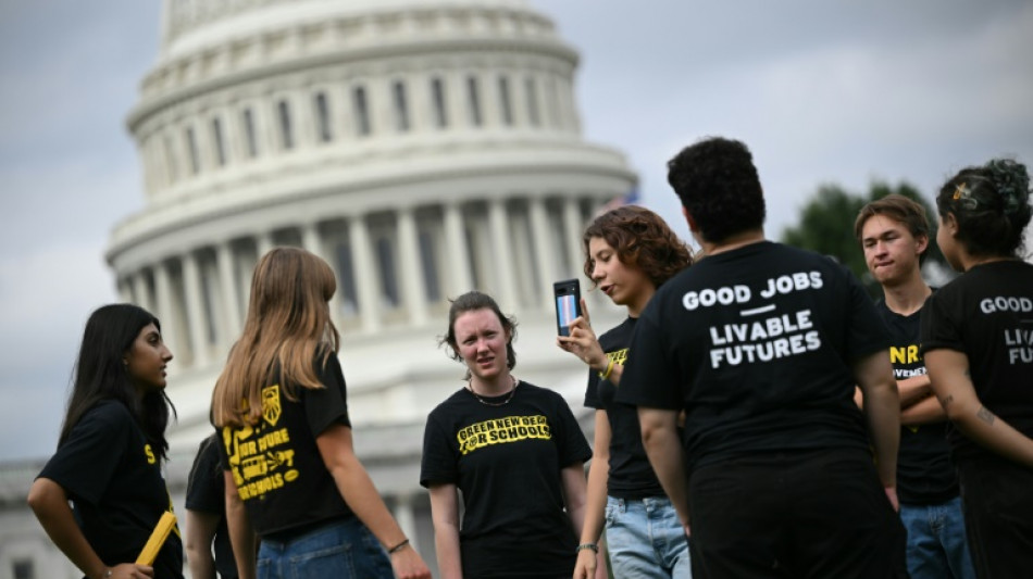 Ambientalistas ocupan despacho de un jefe republicano en el Congreso de EEUU