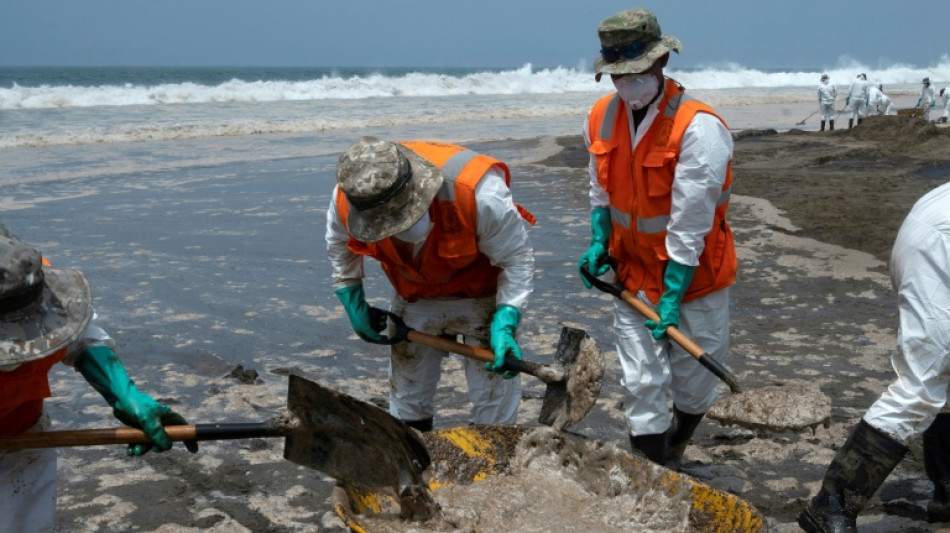 Perú ordena a Repsol paralizar carga y descarga de crudo en buques tras derrame