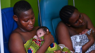 En Côte d'Ivoire, la méthode "kangourou" pour sauver les bébés prématurés