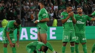 Foot/Barrages L1/L2: Saint-Etienne plonge en Ligue 2 aux tirs au but