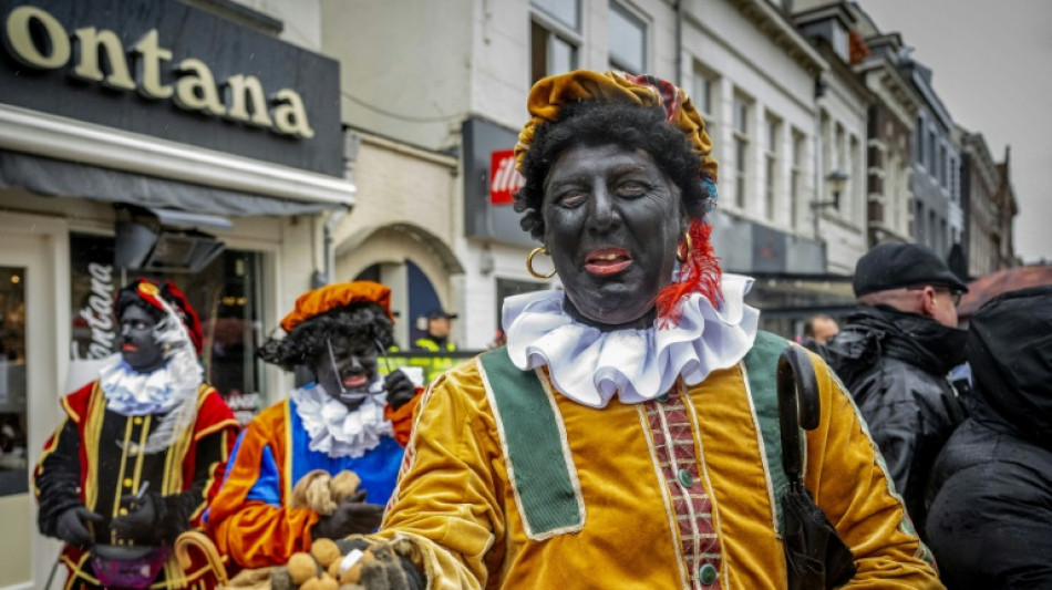 Tensión en una manifestación antirracista en Países Bajos a la llegada de un ayudante negro de San Nicolás