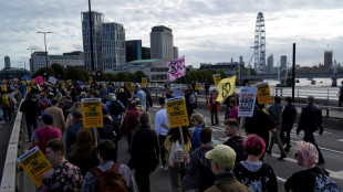 Miles de británicos salen a la calle ante inflación récord