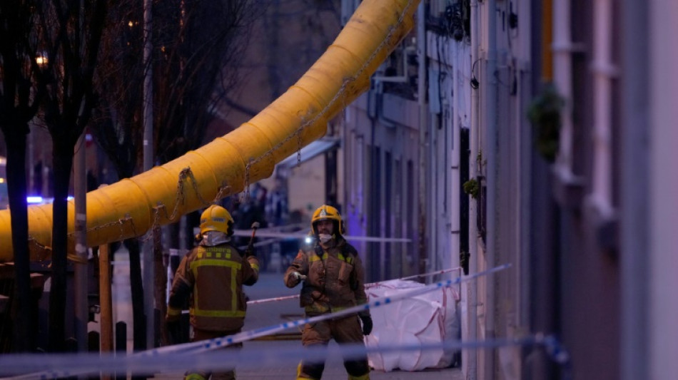 Los bomberos hallan tres muertos en un edificio derrumbado cerca de Barcelona