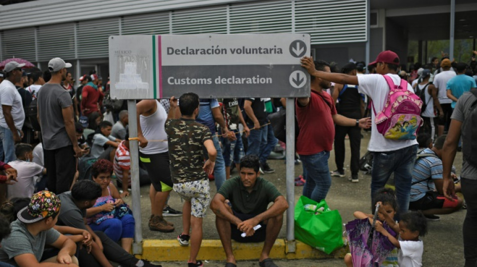 Migrantes en caravana reciben cientos de salvoconductos en México y se alistan a seguir a EEUU