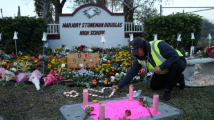 Edifício de escola onde ocorreu massacre é demolido nos EUA