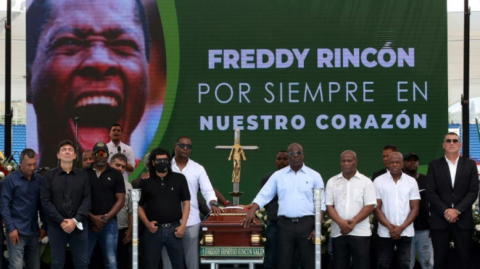 Una multitud despide al exfutbolista colombiano Freddy Rincón en estadio de Cali
