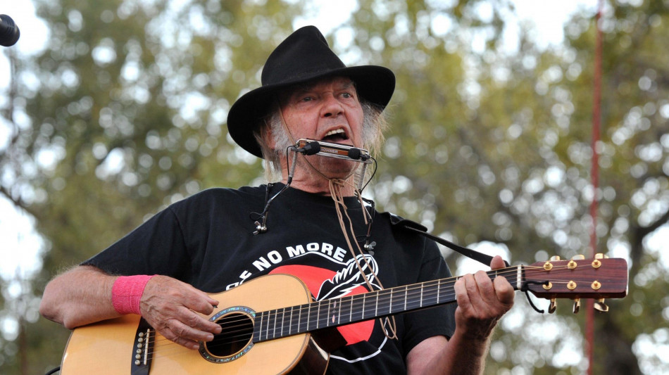 Neil Young lascia Festival di Glastonbury, accusa controllo Bbc