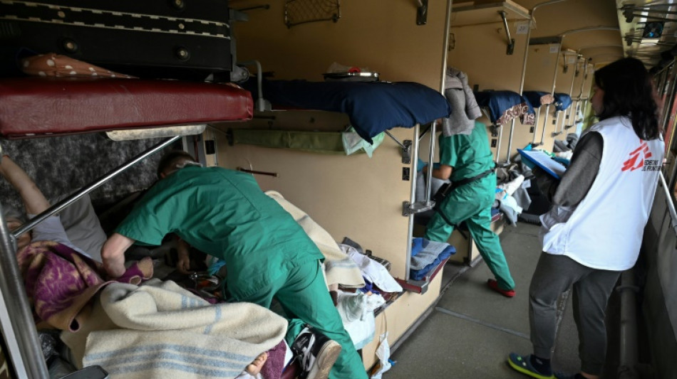 Fonçant vers Lviv, un train médicalisé transporte des blessés de l'est de l'Ukraine