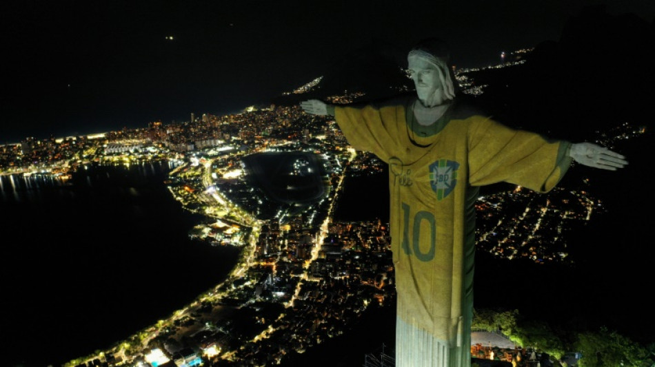 Cristo de Rio se ilumina con la '10' y el papa envía mensaje en homenajes a Pelé