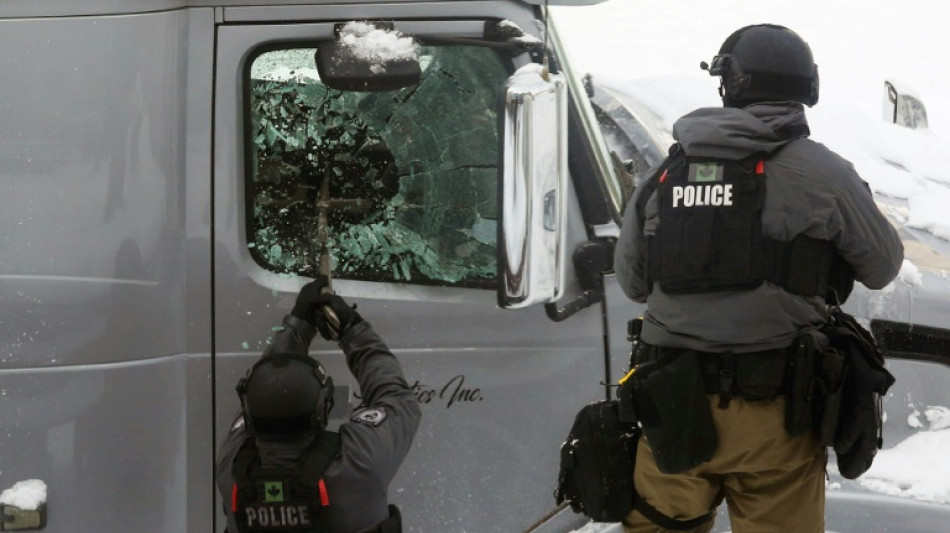 Police close in to dislodge Canada capital protesters