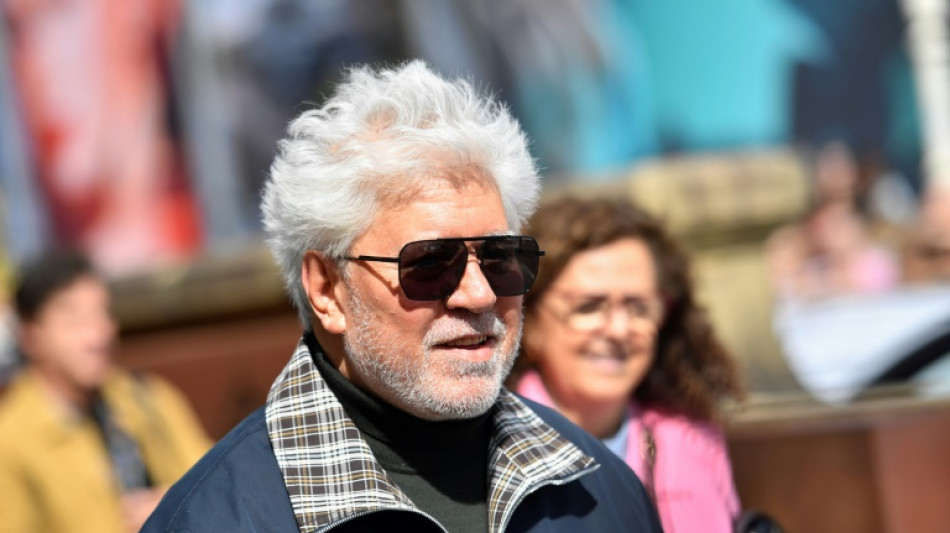 Un emocionado Pedro Almodóvar recibe en San Sebastián el premio honorífico Donostia