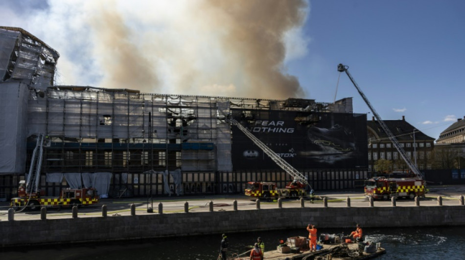 El espectacular incendio del edificio histórico de la Bolsa de Copenhague, "bajo control"