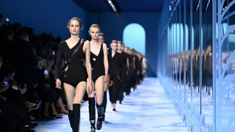 Dior homenageia as atletas com desfile de amazonas em Paris