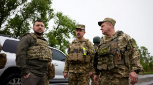 Ukraine: Zelensky visite l'Est, les Russes progressent dans le Donbass