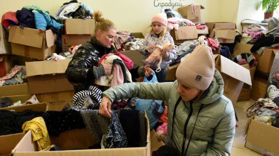 Lejos de casa, desplazados ucranianos buscan ropa infantil y frazadas