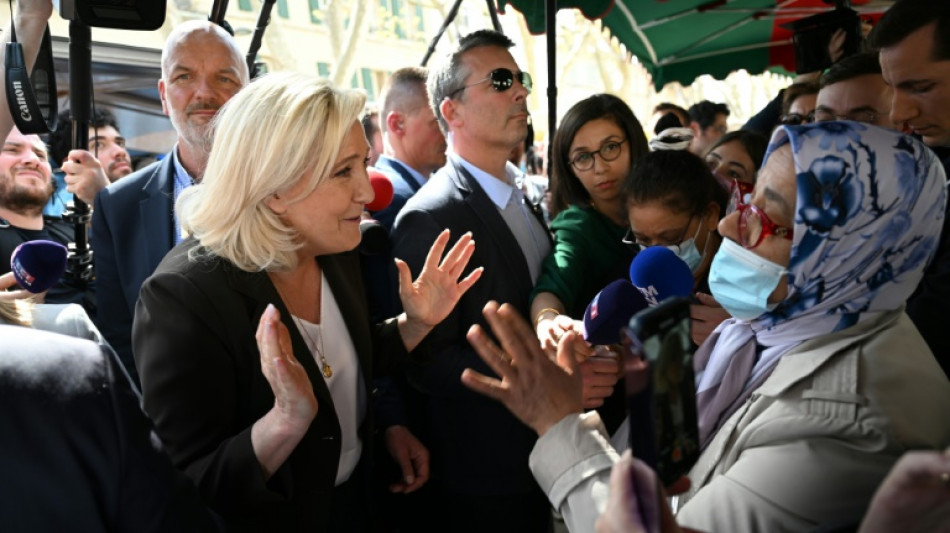 Macron y Le Pen chocan por la prohibición del velo islámico en Francia