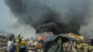 Estado de emergencia en la isla indonesia de Java por un voraz incendio en un vertedero