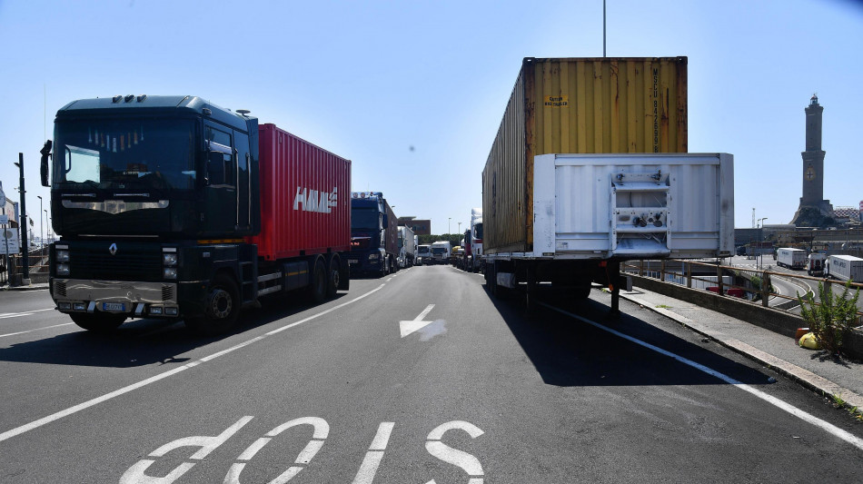 Firmato il contratto logistica, ritirato lo sciopero del 9-10