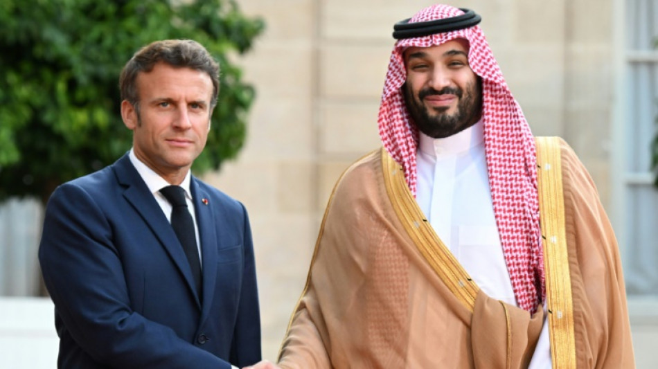 Macron und saudiarabischer Kronprinz begrüßen sich mit langem Handschlag  