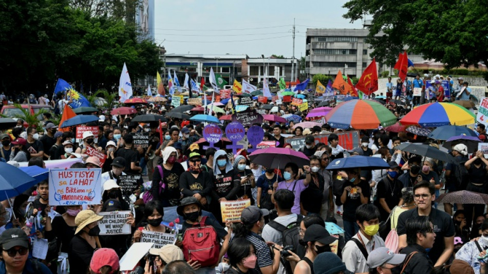 Manifestantes en Filipinas celebran "poder popular" que depuso a Marcos padre