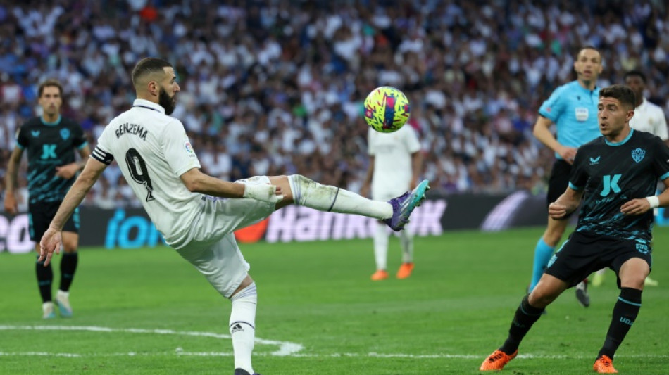 El Real Madrid arrolla al Almería con un triplete de Benzema