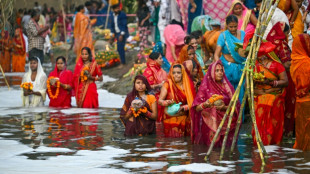 Miles de indios se bañan en las contaminadas aguas sagradas del río Yamuna