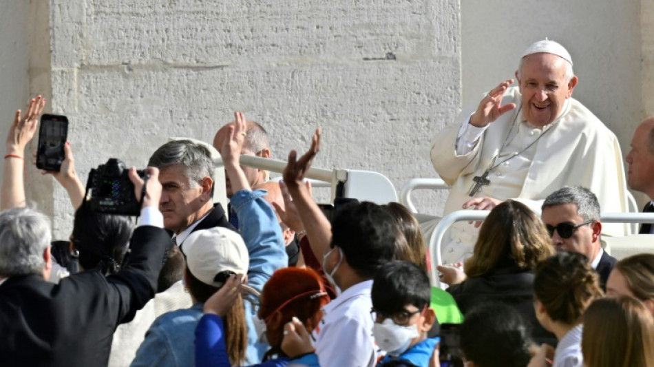 El papa retoma sus audiencias semanales desde la plaza San Pedro