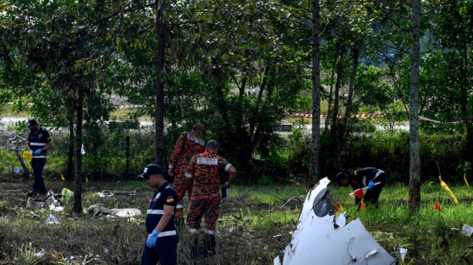 Diez personas mueren al estrellarse una avioneta en una calle en Malasia