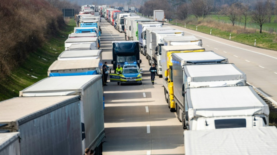 Gericht: Autofahrer müssen Rettungsgasse auf Autobahnen sofort bilden