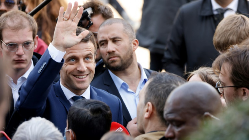 Macron dit vouloir "enrichir" son projet sur les terres de Le Pen